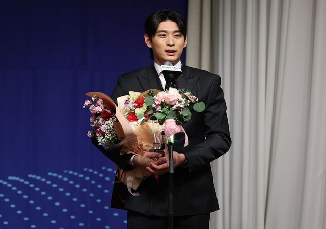 이정후가 8일 일구상 시상식에서 특별공로상을 받은 뒤 소감을 말하고 있다. /연합뉴스