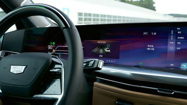 캐딜락 '에스컬레이드 IQ'의 자동 차선 변경 기능 모습./한국GM