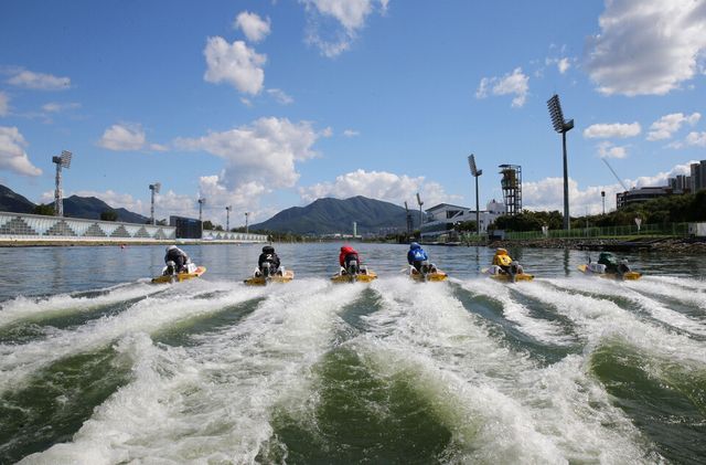 &nbsp;미사경정장에서 선수들이 계류대를 출발해 경주에 출전하고 있다. /경륜경정총괄본부 제공