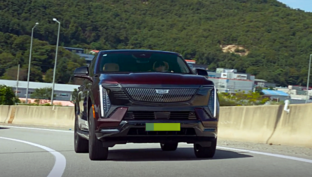 캐딜락 '에스컬레이드 IQ'의 주행모습./한국GM