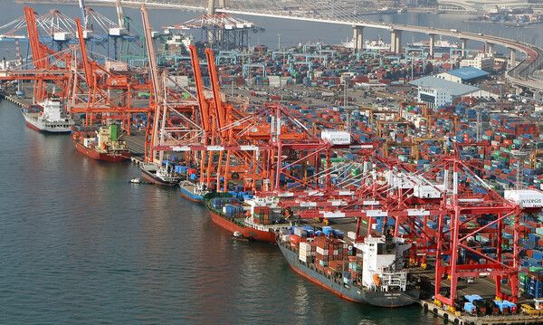 부산항 감만부두에서 컨테이너선이 화물을 선적하고 있는 모습./연합뉴스&nbsp;