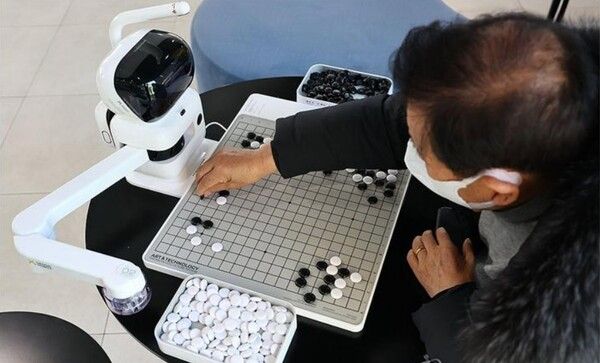 지난 5일 장노년층 맞춤형 디지털 복합공간인 서울 영등포구 서울디지털동행플라자 서남센터에서 한 어르신이 AI 바둑 로봇과 대국을 하고 있다./연합뉴스