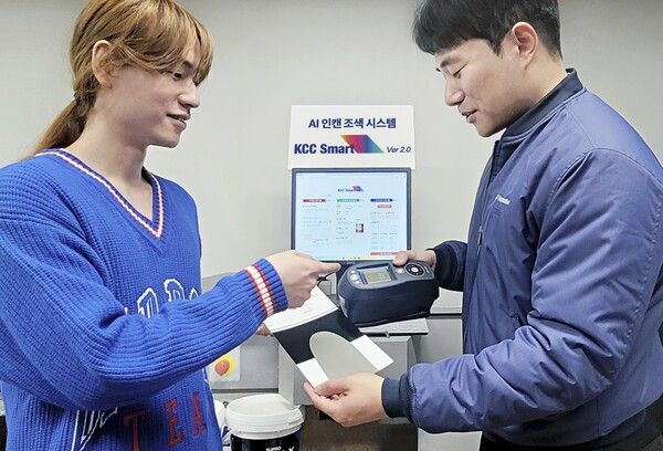 KCC는 대리점에서 고객이 원하는 색상을 현장에서 바로 페인트로 구현할 수 있는 기술 ‘KCC 스마트(Smart) 2.0’을 개발하고 상용화를 시작했다고 11일 밝혔다. / KCC