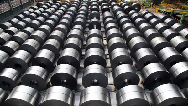 도널드 트럼프 미국 대통령이 모든 국가의 철강, 알루미늄 제품에 25% 관세를 부과하기로 결정하면서, 한국 철강 산업과 연관 산업에 상당한 파장이 예상된다. 특히 한국이 미국과의 협상을 통해 유지해온 연간 263만t의 무관세 쿼터제도가 폐지됨에 따라, 한국 철강 기업들의 대(對)미 수출에 추가 부담이 불가피하게 됐다. / 연합뉴스