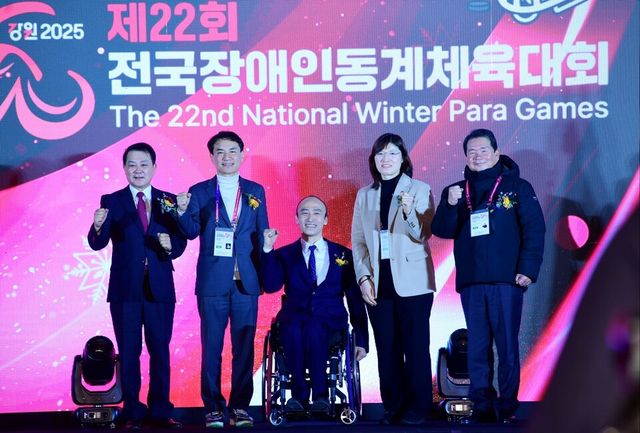 (왼쪽부터) 김시성 강원특별자치도의회 의장, 김진태 강원도지사,&nbsp; 정진완 대한장애인체육회장, 장미란 문체부 제2차관, 신경호 강원도 교육감이 제22회 전국장애인체육대회 개회식에서 기념촬영을 하고 있다. /문화체육관광부 제공