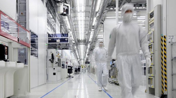 정부가 올해 반도체, 자동차 등 국내 10대 제조업에 지난해보다 7% 증가한 119조원을 투자한다. / 삼성전자