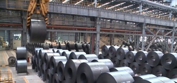 도널드 트럼프 미국 대통령이 모든 국가의 철강, 알루미늄 제품에 25% 관세를 부과하기로 결정하면서, 한국 철강 산업과 연관 산업에 상당한 파장이 예상된다. 특히 한국이 미국과의 협상을 통해 유지해온 연간 263만t의 무관세 쿼터제도가 폐지됨에 따라, 한국 철강 기업들의 대(對)미 수출에 추가 부담이 불가피하게 됐다. / 연합뉴스