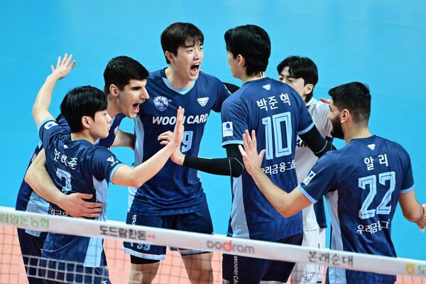 우리카드 선수들이 환호하고 있다. /한국배구연맹 제공