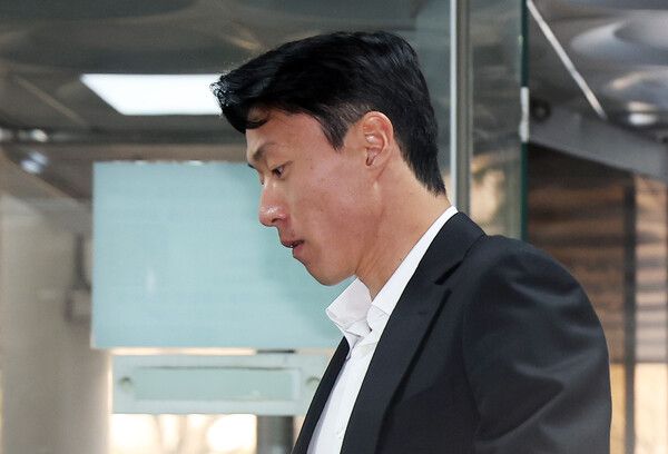불법 촬영 혐의로 재판에 넘겨진 축구선수 황의조가 14일 서울 서초구 서울중앙지법에서 열린 1심 선고 기일에 출석하기 위해 법정으로 향하고 있다. /연합뉴스