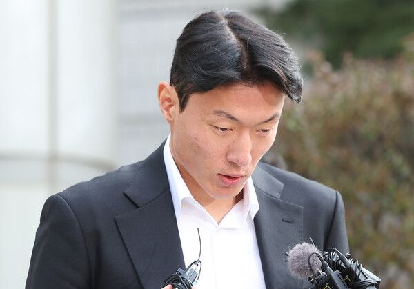 불법 촬영 혐의로 재판에 넘겨진 축구선수 황의조가 14일 서울 서초구 서울중앙지법에서 열린 1심에서 징역 1년에 집행유예 2년을 선고받은 뒤 법원을 나서며 취재진 질문에 답하고 있다. /연합뉴스