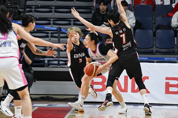 여자프로농구 부산 BNK 선수단이 수비하는 모습. /WKBL 제공