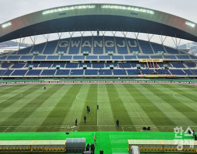 새로운 잔디 보식을 마친 광주월드컵경기장. /류정호 기자