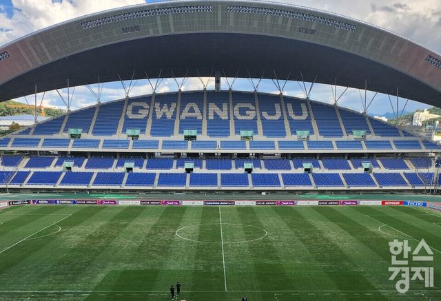 지난해 9월 17일 ACLE 리그 페이즈 1차전 당시 광주월드컵경기장. 잔디가 고르게 자라지 못해 색모래를 뿌린 흔적이 보인다. /류정호 기자
