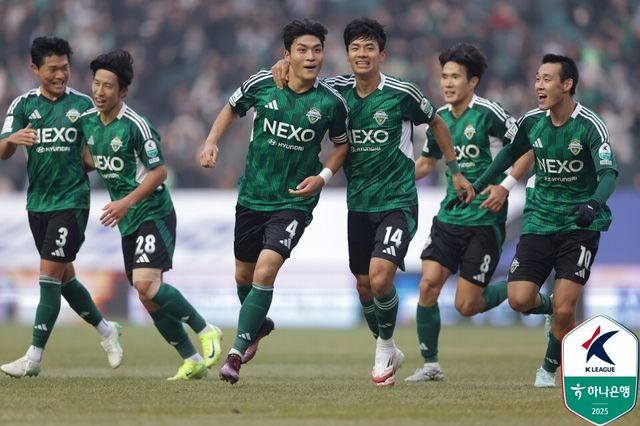 전북은 16일 전주월드컵경기장에서 열린 하나은행 K리그1 2025 김천 상무와 홈 경기서 2-1 역전승을 거뒀다. /한국프로축구연맹 제공