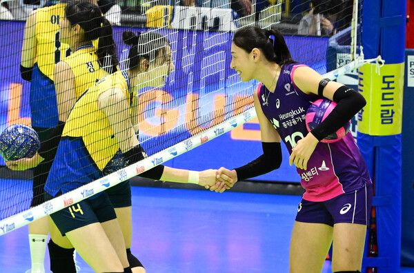 프로배구 V리그 여자부 흥국생명 김연경(오른쪽)과 현대건설 양효진. /한국배구연맹 제공