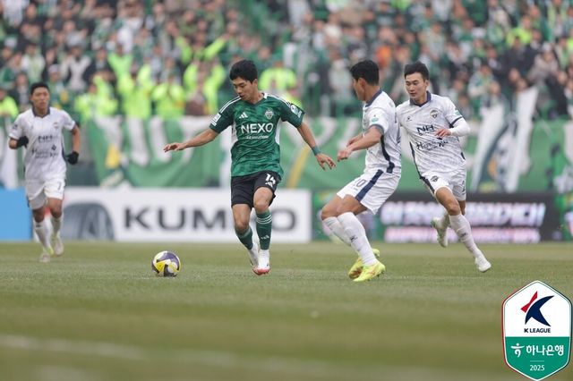 전북은 16일 전주월드컵경기장에서 열린 하나은행 K리그1 2025 김천 상무와 홈 경기서 2-1 역전승을 거뒀다. /한국프로축구연맹 제공
