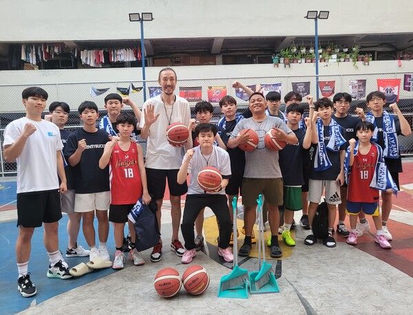 필리핀 마닐라 타기그 테네먼트에서 기념 촬영한 2024 한기범희망원정대의 모습. /한기범농구교실 제공