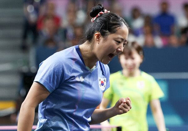2024 파리올림픽 탁구 여자 단식 8강전에서 한국 신유빈이 일본 히라노 미우를 상대하며 주먹을 쥐고 있다. /연합뉴스