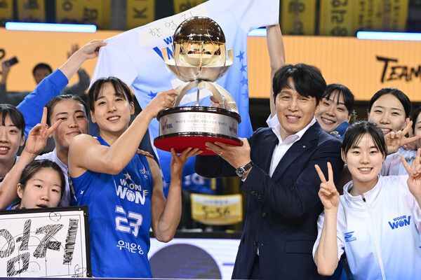 아산 우리은행 김단비와 위성우 감독. /WKBL 제공