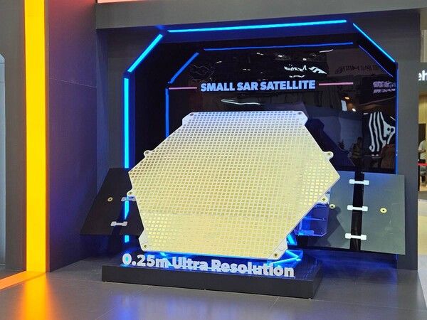 IDEX 2025 전시회에서 한화시스템이 해상도 0.25m급 소형 SAR 위성을 전시했다./ 한화시스템