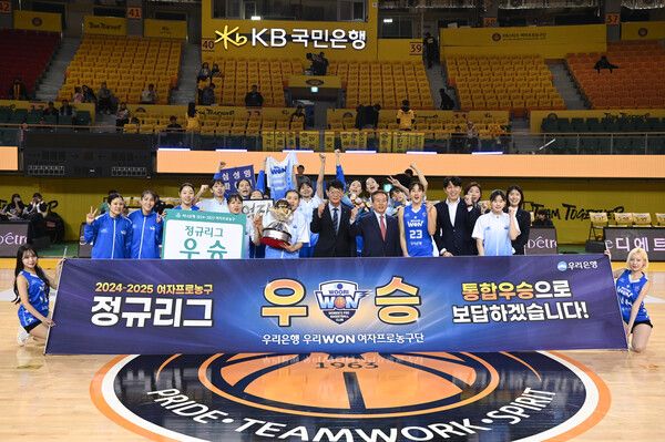 정규리그 우승을 거머쥔 아산 우리은행 선수단. /WKBL 제공