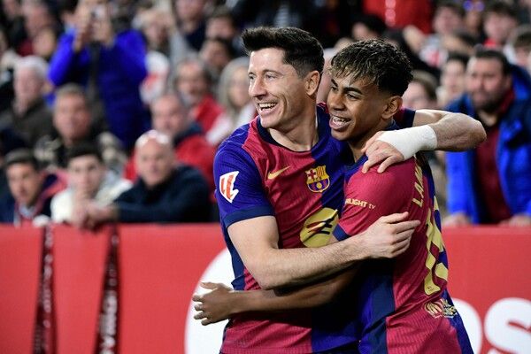 스페인 프리메라리가 FC 바르셀로나 라민 야말(왼쪽)과 로베르트 레반도프스키. /연합뉴스