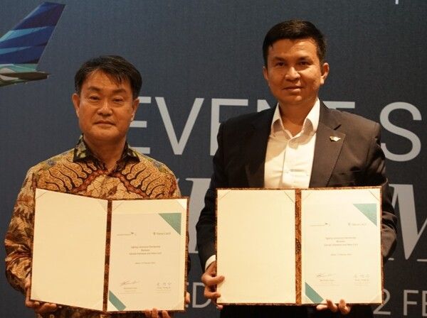 하나카드 성영수 대표이사(왼쪽)와 가루다인도네시아 와밀단 대표이사(오른쪽)가 지난 12일 가루다인도네시아 본사에서 열린 파트너십 체결식에서 기념촬영을 하고 있는 모습. / 하나카드 제공