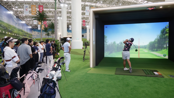 지난해 9월 13일부터 15일까지 중국 텐진 시티골프에서 열린 2024 골프존 시티골프 차이나 오픈에서 갤러리들이 스크린부스에서 티샷을 하는 선수를 바라보고 있다. /골프존 제공