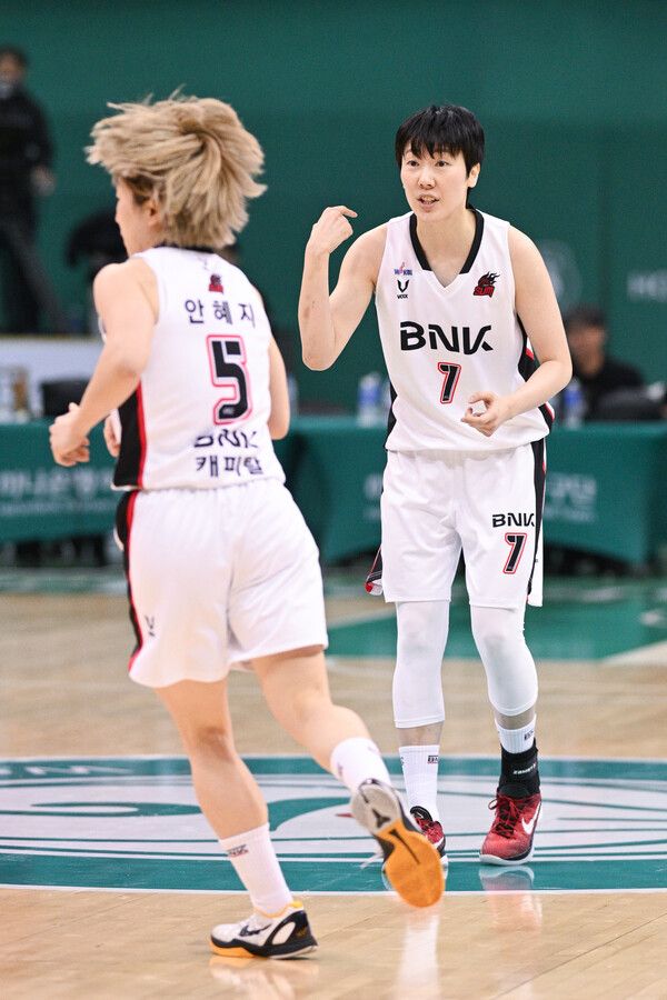 부산 BNK 안혜지와 박혜진(오른쪽). /WKBL 제공