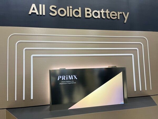 배터리 시장이 고(高)에너지밀도 배터리 기술개발 경쟁으로 뜨겁다. 전세계 주요 배터리 기업들이 더 오래가고 더 가벼운 차세대 배터리 개발에 사활을 걸고 있어서다. 삼성SDI의 전고체 배터리 / 한스경제