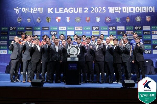 2025시즌 프로축구 K리그2 사령탑과 선수들. /한국프로축구연맹 제공