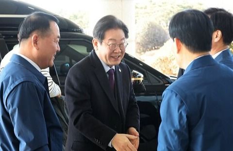 20일 충남 아산시 현대자동차 아산공장을 방문한 이재명 더불어민주당 대표가 이동석 사장 등 현대자동차 관계자들과 인사를 나누고 있다. /연합뉴스