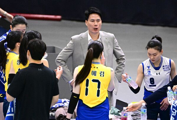 강성형 현대건설 감독(가운데). /한국배구연맹 제공
