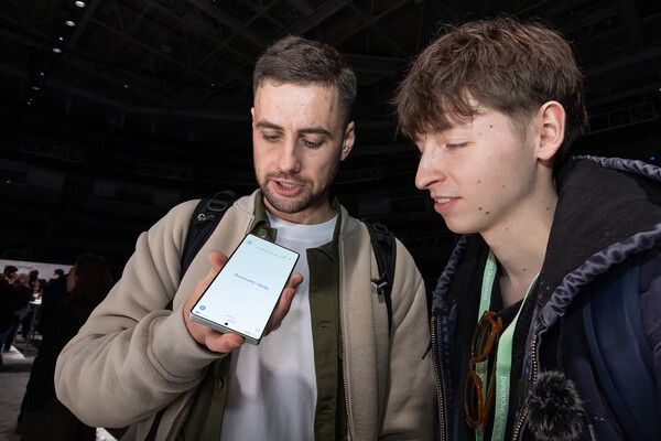 22일(현지시간) 미국 새너제이에 위치한 'SAP센터'에서 개최된 상반기 '갤럭시 언팩 2025'에서 관람객이 '갤럭시 S25 시리즈'를 체험하는 모습. / 삼성전자