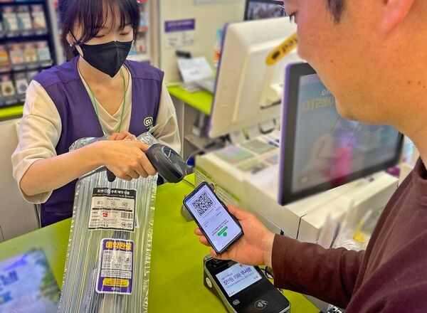 포켓CU 앱을 통해 예약 픽업을 하는 모습. /사진=BGF리테일 제공&nbsp;