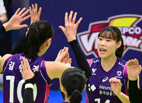 프로배구 V리그 여자부 흥국생명 김연경(왼쪽)과 정윤주. /한국배구연맹 제공