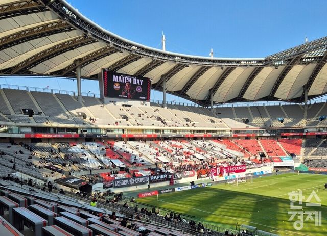 하나은행 K리그1 2025 2라운드 FC서울과 FC안양이 맞붙는 서울월드컵경기장에 서울 서포터즈가 준비한 카드섹션. /류정호 기자