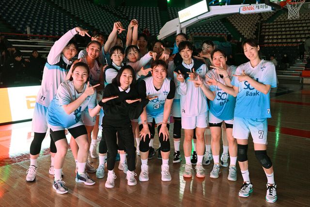 신한은행은 27일 부산사직체육관에서 열린 하나은행 2024-2025 여자프로농구 정규리그 원정 경기에서 정규리그 2위 BNK에 84-54로 완승했다. /WKBL 제공