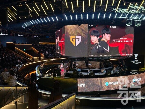 큰 스크린과 화려한 조명으로 연출된 경기장 내부./김정연 기자