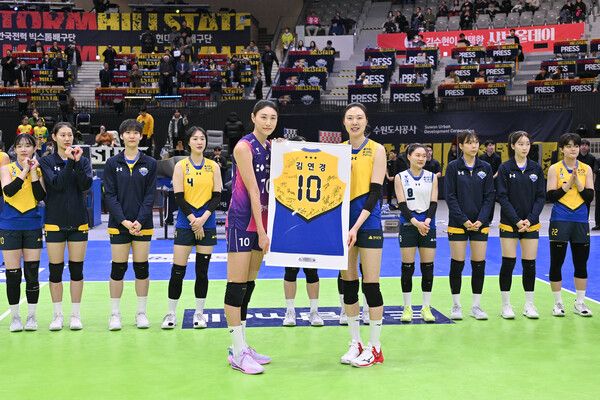 프로배구 V리그 여자부 흥국생명 김연경(왼쪽)과 현대건설 양효진. /현대건설 제공