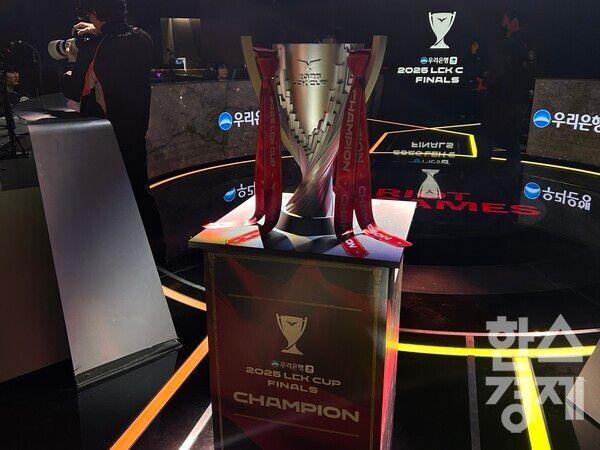 무대 중앙에 위치한 LCK컵 우승 트로피./ 김정연 기자