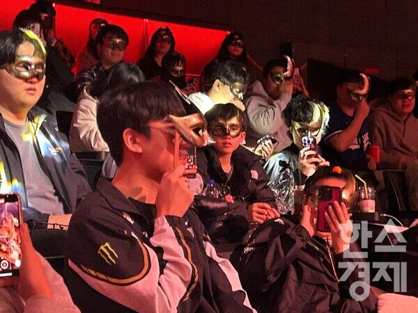 관중석에서 관중들이 가면을 쓰고 있다./김정연 기자