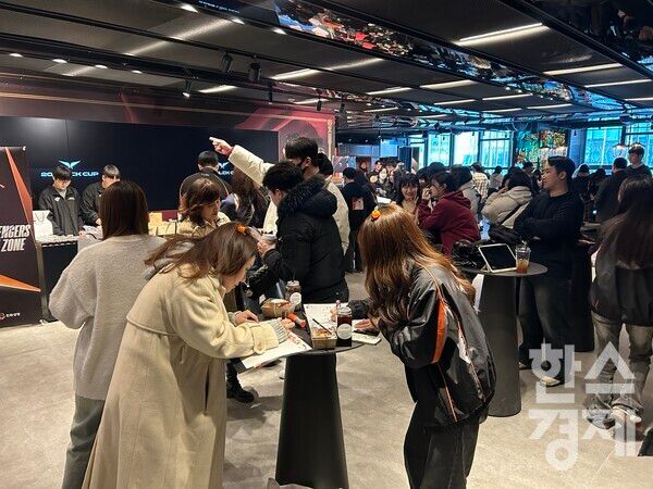 각 팀의 팬들이 선수들을 응원하기 위해 플랜카드 메시지를 작성하고 있다./김정연 기자