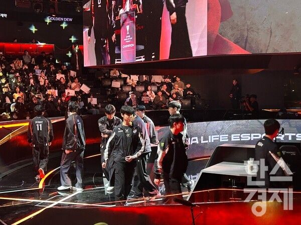 서로 인사를 나누고 자리에 착석하는 한화생명e스포츠 선수들과 젠지 선수들./김정연 기자