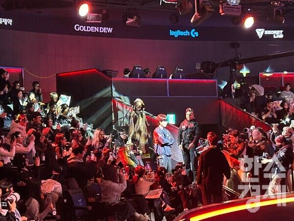 한화생명e스포츠 선수가 관중석에서 등장하고 있다./김정연 기자