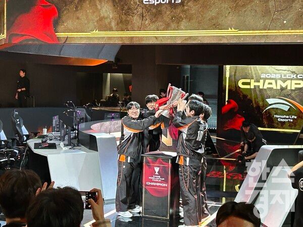 23일 열린 LCK컵 결승전에서 승리한 한화생명e스포츠 팀원들이 우승 트로피를 들어올리고 있다./ 김정연 기자
