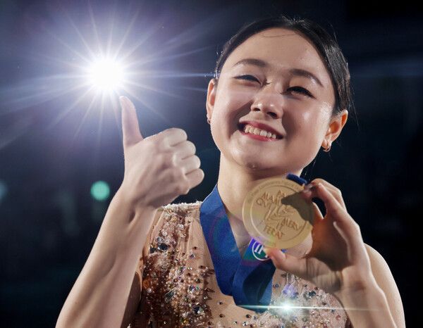 김채연이 23일 서울 목동 아이스링크에서 열린 2025 국제빙상경기연맹(ISU) 사대륙 피겨 선수권대회 여자 싱글 프리스케이팅에서 금메달을 획득한 후 포즈를 취하고 있다. /연합뉴스