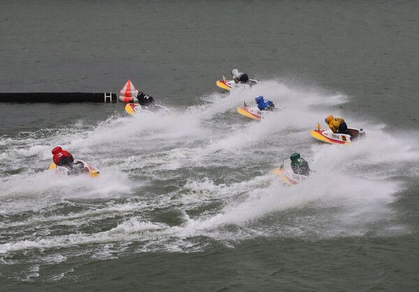미사리경정장에서 출전 선수들이 1턴 마크를 돌며 경합을 벌이고 있다. /국민체육진흥공단 제공