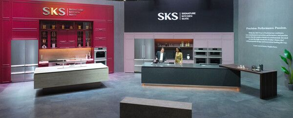 LG전자가 현지시간 27일까지 美 라스베이거스에서 열리는 美 최대 디자인·건축 박람회 ‘DCW 2025’에 역대 최대 규모로 참가해 B2B 생활가전 시장 공략에 속도를 냅니다. 모델들이 초(超)프리미엄 빌트인 가전 ‘SKS’를 체험하고 있는 모습./LG전자