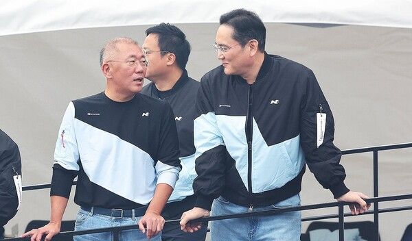 지난해 10월&nbsp;경기 용인시 에버랜드 스피드웨이에서 열린 '현대 N x 토요타 가주 레이싱 페스티벌'에서 이재용 삼성전자 회장(오른쪽)과 정의선 현대자동차그룹 회장이 담소를 나누고 있다./ 연합뉴스